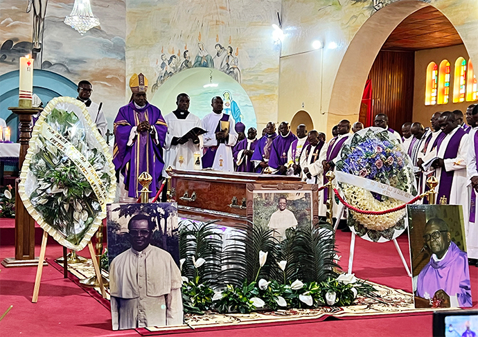 Beerdigung Monseigneur Benoît Kala Bafang Funerail Kamerun Afrika Trauerfeier